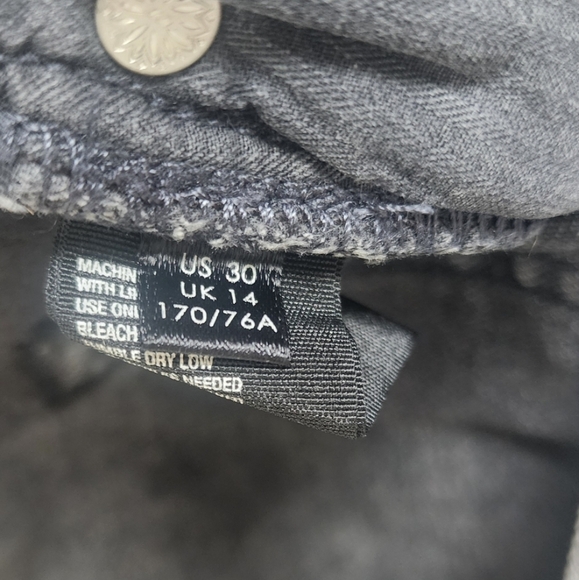 We The Free Womens Shorts Size 30 Black Wash Distressed Cut Off Button Fly. - Picture 9 of 9